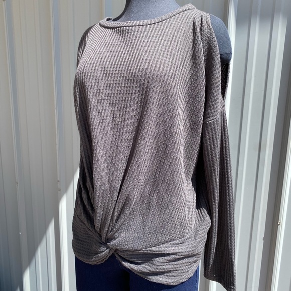 Boutique Tops - Cold Shoulder Gray Waffle Top Shirt Knot Boutique